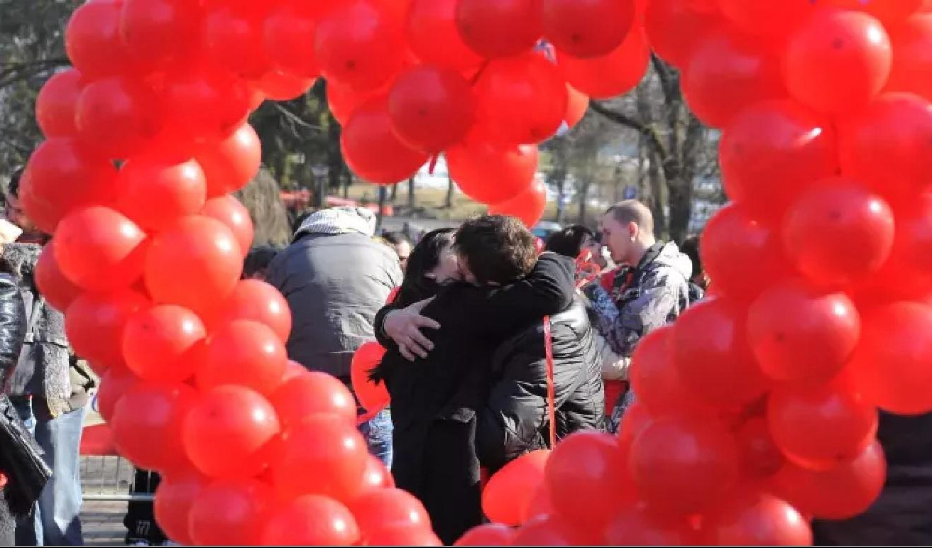 POLJUPCI NA MOSTU LJUBAVI:  Za Dan zaljubljenih u Vrnjačkohj banji takmičenje u NAJDUŽEM POLJUPCU!
